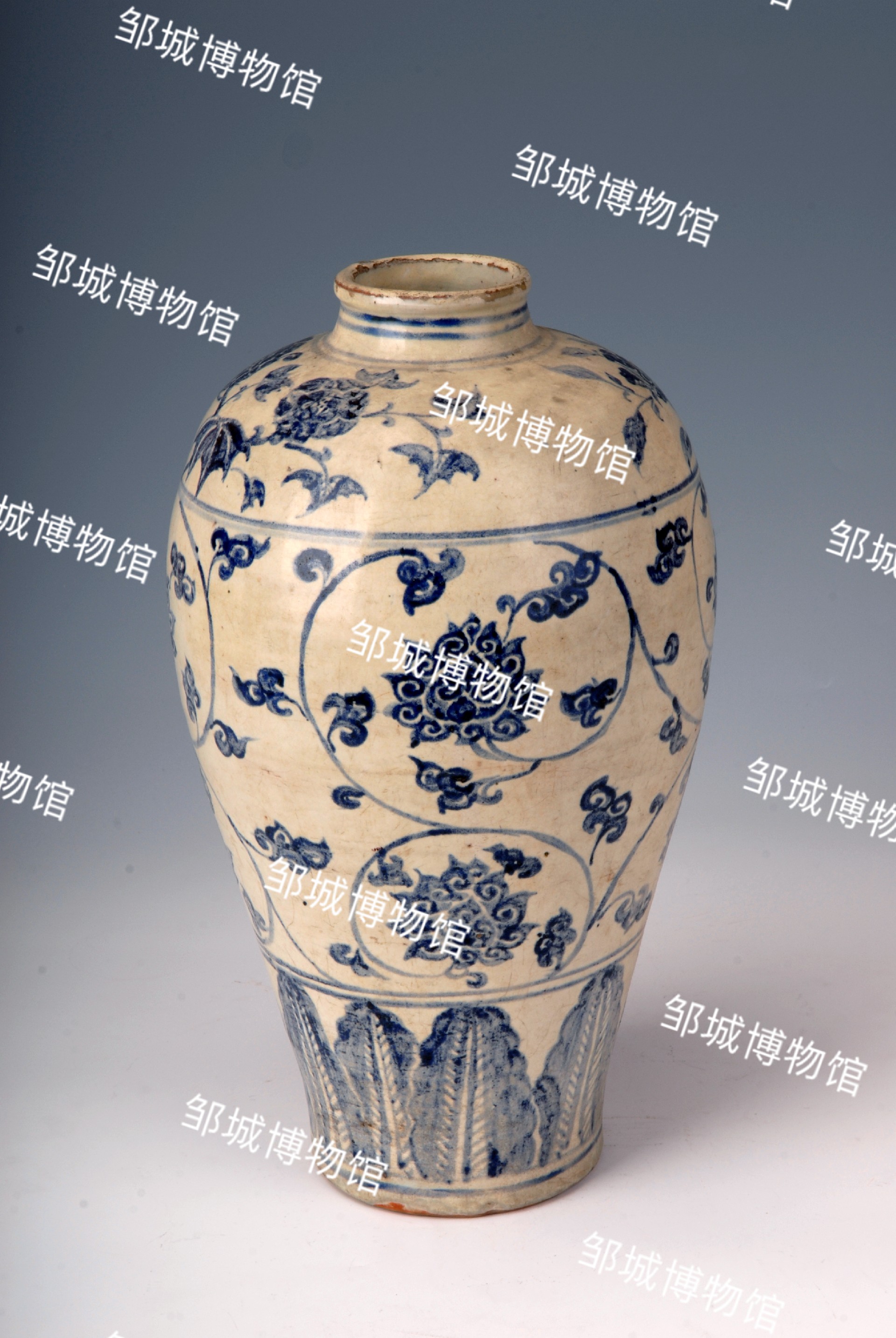 明青花缠枝梅瓶